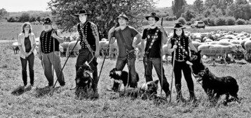 Die vier Teilnehmer des Lehrlingshtens am 22. Mai in Halle/Sachsen-Anhalt mit ihren Hunden.