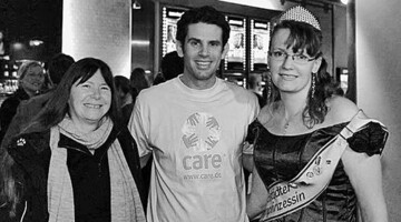 Untersttzten CARE: BDZ-Vorsitzende Ulrike Hfken und Ziegenprinzessin Alke.