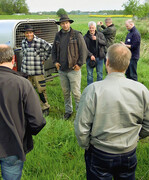 In der Schäferei Tüllmann, Trebel (Landkreis Lüchow Dannenberg) informierten sich die Fachberater über Deichpflege und Herdenschutz: Elektrozaun und Herdenschutzhund haben bisher Wolfsübergriffe in der Schäferei Tüllmann verhindert.