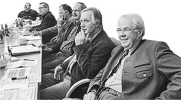 VDL-Vorsitzender Carl Lauenstein (rechts) mit dem Sprecher der VDL-Abteilung
Zucht und Stellvertretendem VDL-Vorsitzenden, Heiko Schmidt (2.v.re.).