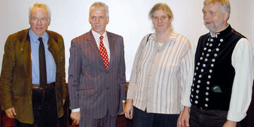 Fhren den VDL-Ausschuss Berufsschfer (von rechts): Gnther Czerkus, Sprecher
der Berufsschfer; Sabine Rosenberger, seine Stellvertreterin; sowie VDLGeschftsfhrer
Dr. Stefan Vll und Vorsitzender Carl Lauenstein.
