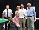 DBV-Ehrenpräsident Gerd Sonnleitner mit Ehefrau und Enkel gemeinsam mit
dem VDL-Vorsitzenden Carl Lauenstein (rechts) und Peter Reuter, VDL-Vorstandsmitglied
und Bayerischer Landesvorsitzender (links).