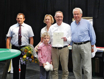 DBV-Ehrenprsident Gerd Sonnleitner mit Ehefrau und Enkel gemeinsam mit
dem VDL-Vorsitzenden Carl Lauenstein (rechts) und Peter Reuter, VDL-Vorstandsmitglied
und Bayerischer Landesvorsitzender (links).