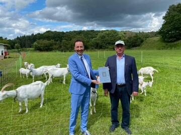 Staatssekretr Conz (li.) berreicht den Hessischen Staatsehrenpreis an Diedrich Steffens (re.)