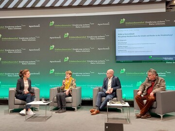 Im Gesprch auf der Bhne des Erlebnisbauernhofes (Halle 3.2) zum Thema "Wie gelingt Herdenschutz fr Schafe und Rinder in der Weidehaltung?": Eckhard Fuhr, stellv. Vorsitzender JV Brandenburg-Berlin, Steffen Pingen, Bereichsleiter Umwelt, DBV, Gina Strampe, Geschftsfhrerin WNON (v.r.)